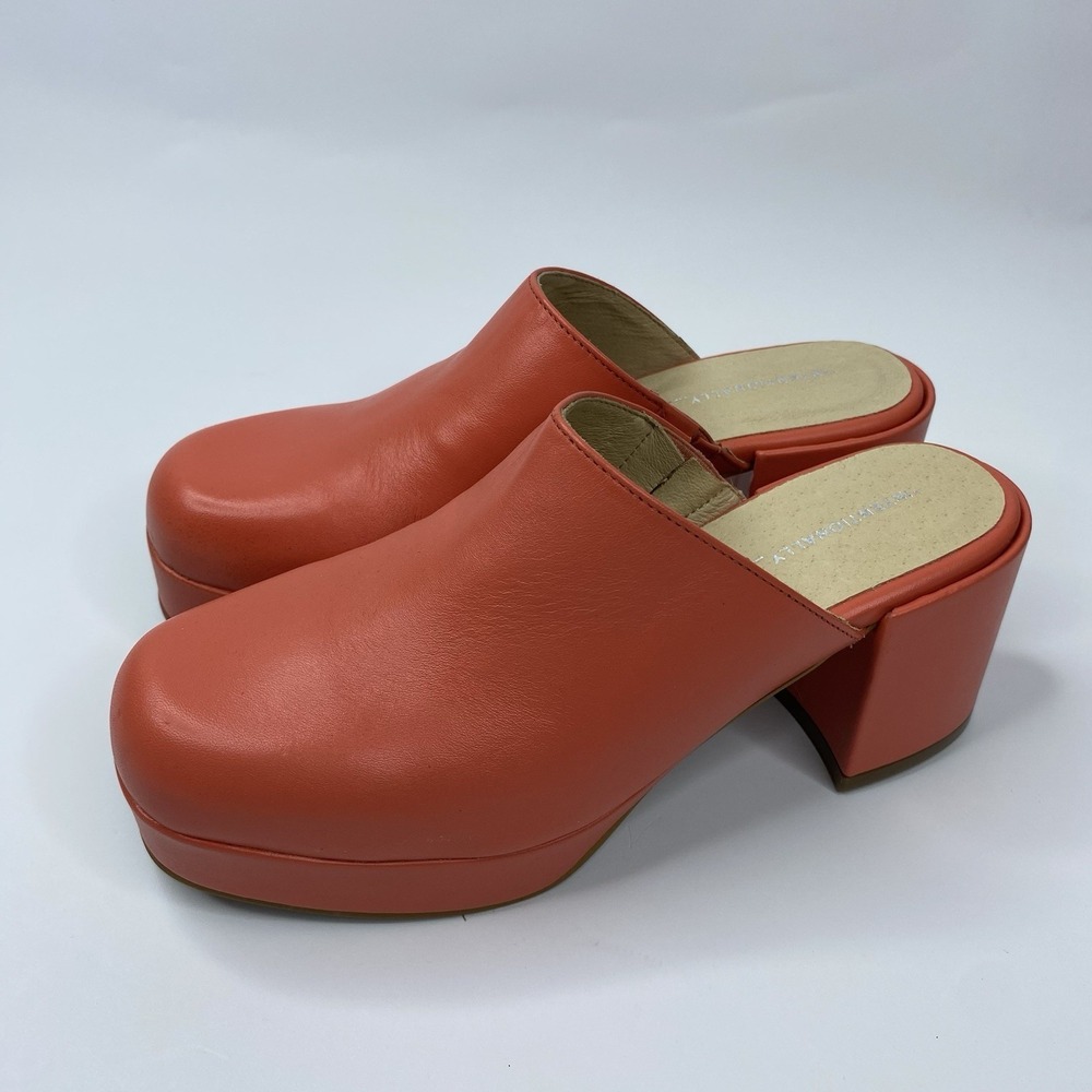 INTENTIONALLY Blank Facts Wrapped Platform Clog Coral Sz 35โ Women's